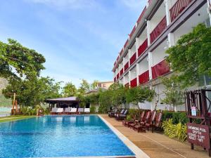 una foto di una piscina di fronte a un hotel di Doublegem Beach Resort and Hotel a El Nido