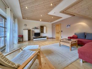 een woonkamer met een rode bank en een tafel bij Riedenburg I in Riedenburg