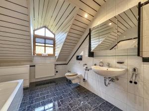 een badkamer met een wastafel, een toilet en een bad bij Riedenburg I in Riedenburg +13 foto's