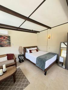 Postel nebo postele na pokoji v ubytování Garden Studio in Santa Cruz - Bohemian Style with pool