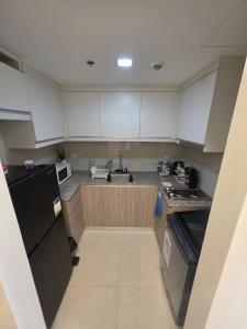 Nhà bếp/bếp nhỏ tại Two Regis Bacolod Cozy 1BR Condo with Balcony