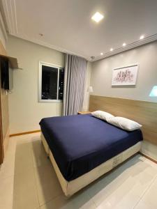 een slaapkamer met een groot blauw bed in een kamer bij Apollos Garden in Belém +33 foto's