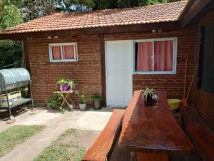 una mesa de picnic frente a una casa de ladrillo en Departamento Pinamar Ostende, en Ostende