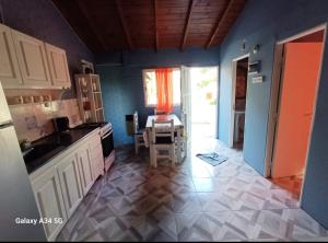 una cocina con una mesa en el medio. en Departamento Pinamar Ostende, en Ostende