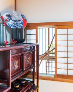 a table with a pot on top of a stove at tazuraya-seto-一棟貸切-無料駐車場 in Takamatsu