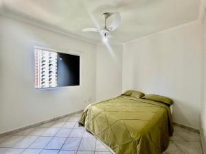 Giường trong phòng chung tại Apartamento Pitangueiras 3 dorm Churrasqueira Gourmet