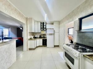 Nhà bếp/bếp nhỏ tại Apartamento Pitangueiras 3 dorm Churrasqueira Gourmet