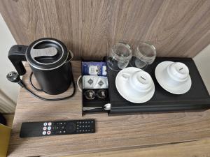 Una bandeja con platos y copas de vino sobre una mesa. en Central Vienna Stay I Self Check-in near Nestroyplatz I Toilet on Hallway, en Viena 36 fotos más