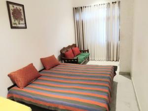 Postel nebo postele na pokoji v ubytování Mervins & Indus Residence