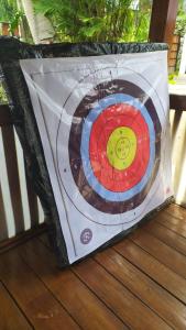 een doelwit in een plastic zak op een houten tafel bij Villa zann kaktus in Nempel +1 foto
