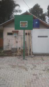 uma cesta de basquete em frente a um prédio em Villa zann kaktus em Nempel