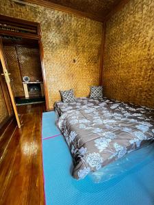 um quarto com uma cama grande em um quarto em Villa zann kaktus em Nempel mais 1 fotografia