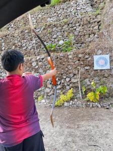 een jongetje met pijl en boog bij Villa zann kaktus in Nempel