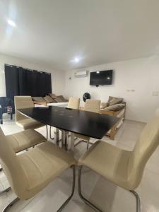 a conference room with a black table and chairs at Apartamento moderno central in Estación El Salto