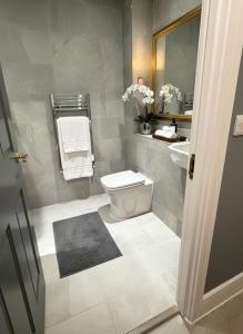 Koupelna v ubytování Bright 1-Bedroom Apartment Milton Keynes