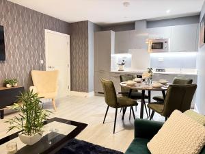 Kuchyň nebo kuchyňský kout v ubytování Bright 1-Bedroom Apartment Milton Keynes + 7 fotografií