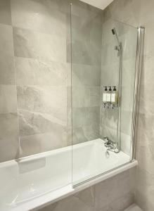 Koupelna v ubytování Bright 1-Bedroom Apartment Milton Keynes