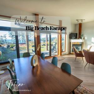 uma sala de jantar com uma grande mesa de madeira e cadeiras em Big Beach Escape - Ucluelet - Sleeps 6 - Pet Friendly em Ucluelet