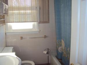 Ocean Side Home In Brant Beach 36525 في Brant Beach: حمام مع مرحاض ومغسلة ونافذة +9 صور