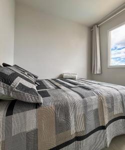 En eller flere senge i et værelse på Apartamento em Curitiba