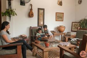 Una mujer, un hombre y un niño sentados en una sala de estar. en Hotel Demi, en Villa Gesell 20 fotos más