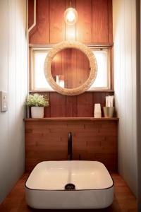 um banheiro com pia e espelho em NIKI HOUSE -Yoichi 貸切一軒家 em Kurokawamachi mais 36 fotografias