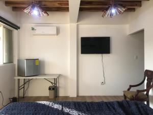 TV a/nebo společenská místnost v ubytování Ayampe Sunrise