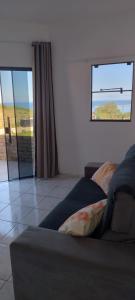 una camera da letto con un letto e una finestra con vista di Vista mar 1 a Imbituba