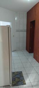 una stanza vuota con un frigorifero e un pavimento piastrellato di Vista mar 1 a Imbituba