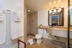 Et badeværelse på Marbella Lane - Executive Suite Steps to Beach