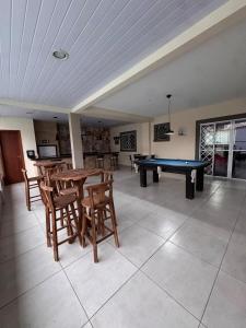 Τραπέζι μπιλιάρδου στο Casa com Piscina na Grande Florianópolis