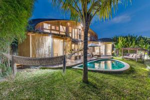 Bazén v ubytování Noon Bamboo Villas Pererenan nebo v jeho okolí