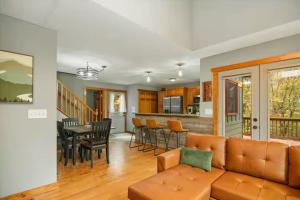 un soggiorno con divano e sala da pranzo di 4 BR Mountain Cabin with Hot Tub & Fire Pit in GA a McDaniel