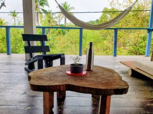 Lunaria Pacífico في El Valle: طاولة قهوة خشبية عليها مزهرية +16 صورة