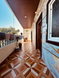 um corredor de uma casa com piso de madeira em Hemanth Heritage em Hospet