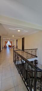 een gang met een trap in een gebouw bij Chalet Tunari in Quillacollo