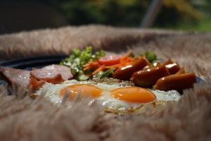 a plate of food with eggs and vegetables on it at บ้านครูเอ๋โฮมสเตย์ Baankruae Homestay 