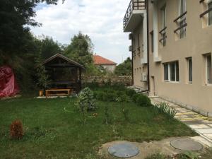 un giardino al centro di un edificio di By The River Hotel a Oryakhovo