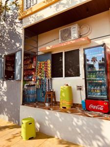 uma loja de refrigerantes Coca-Cola com um refrigerador em Hemanth Heritage em Hospet