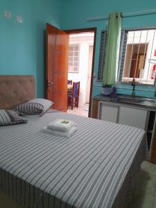 Una cama o camas en una habitación de Recanto das Rosas