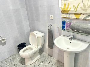 Ένα μπάνιο στο Flozicare Royal 3-Bedroom House in Accra +19 φωτογραφίες