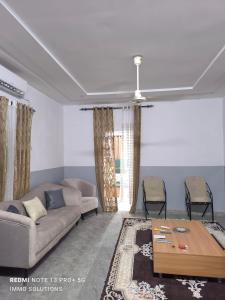 尼亚美Immo Solutions的客厅里有一张沙发和一张桌子。