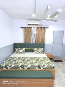 尼亚美Immo Solutions的一间卧室，里面有一张床和一个吊扇