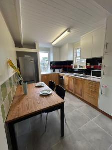 Køkken eller tekøkken på Entire chalet near CBD