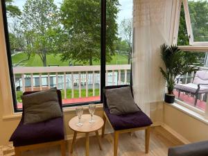 En balkon eller terrasse på Entire chalet near CBD