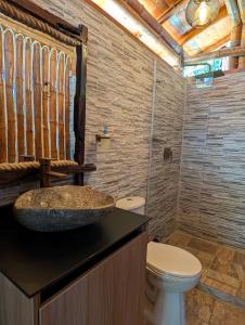 DosquebradasにあるMantoverdeの洗面台とトイレ付きのバスルーム