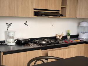 DosquebradasにあるMantoverdeのコンロとカウンタートップのあるキッチン +16枚の写真