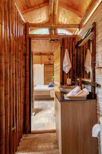 DosquebradasにあるMantoverdeの洗面台付きのバスルームと寝室