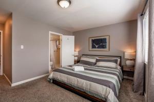 En eller flere senge i et værelse på Marbella Lane - Seaside Retreat Laundry P