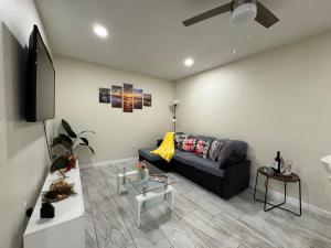 Una sala de estar con un sofá y un televisor. en Sunshine Nest, en Lehigh Acres